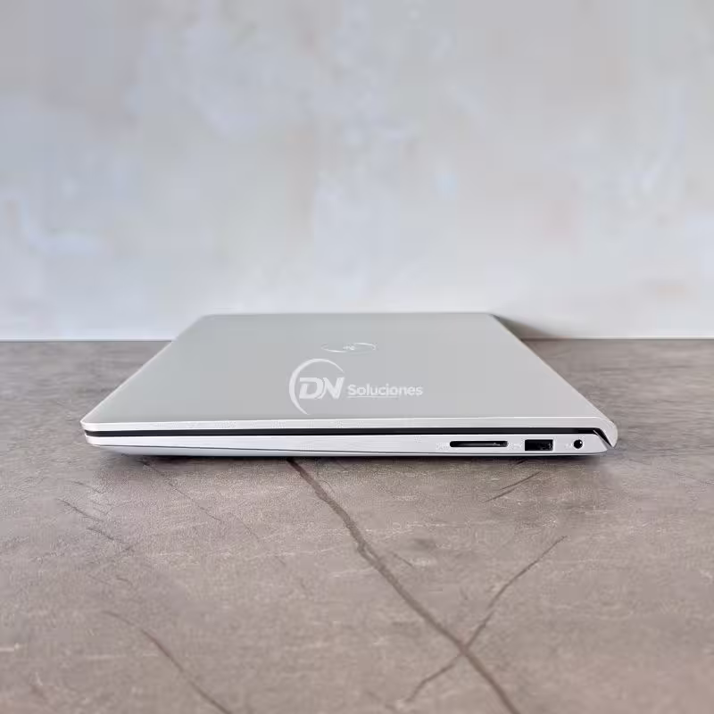 Detalle de puertos laterales izquierdos Laptop Dell Inspiron Core i7